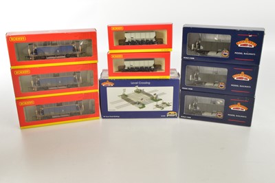 Lot 100 - Hornby and Bachmann 00 Gauge boxed Hopper Wagons and Scenecraft Level Crossing (9)