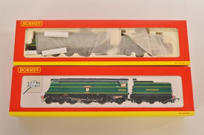 Lot 126 - Hornby 00 Gauge boxed SR Malachite green unrebuilt Battle of Britain and West Country Class Locomotives and Tenders (2)