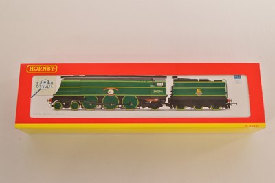 Lot 136 - Hornby 00 Gauge boxed R2692 BR Malachite green unrebuilt Battle of Britain class 34090 'Sir Eustace Missenden' Locomotive and Tender