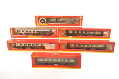 Lot 166 - Hornby 00 Gauge (Margate) BR green Britannia Class Locomotive and (China) five Pullman Cars (6)