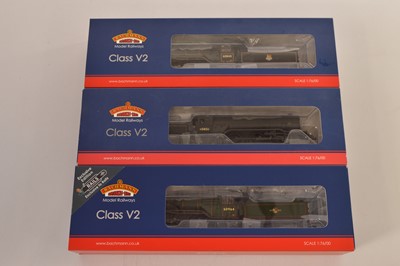 Lot 190 - Bachmann boxed 00 Gauge Class V2 Steam Locomotives and Tenders (3)