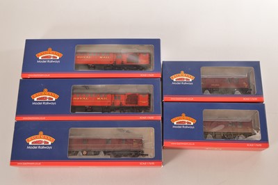 Lot 203 - Bachmann boxed 00 Gauge Royal Mail TPO Coaches and Horse Boxes and Utility Van (5)