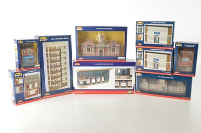 Lot 207 - Bachmann Scenecraft boxed 00 Gauge Low Relief Town and Industrial Buildings (9)