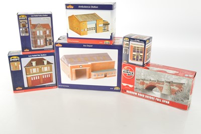 Lot 209 - Bachmann Scenecraft boxed 00 Gauge Emergency  Buildings and Bus Depot and Airfix Bridge (6)