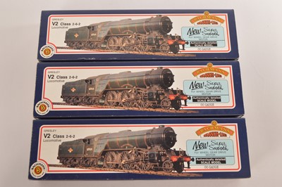 Lot 245 - Bachmann boxed 00 Gauge BR black and green Class V2 2-6-2 Locomotives and Tenders (3)
