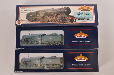 Lot 246 - Bachmann boxed 00 Gauge BR black and green Class V2 2-6-2 Locomotives and Tenders (3)