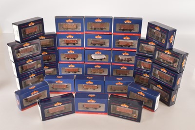 Lot 253 - Bachmann boxed 00 Gauge BR bauxite 12T Ventilated Vans and Guards Van some weathered (34)