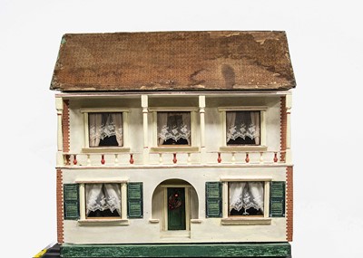 Lot 813 - A 1930s Tri-ang wooden dolls' house DH/3