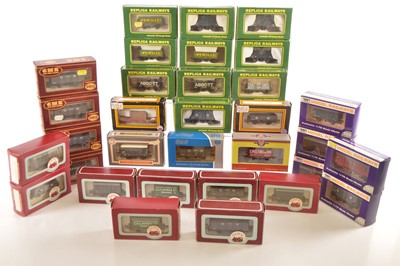Lot 347 - OO Gauge GWR and Private Owner Goods Wagons (32)