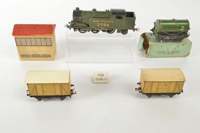 Lot 355 - Hornby-Dublo 00 Gauge pre war Southern Engine and Tank wagon with Signal Box and Post-war Meat Vans (5)