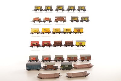 Lot 369 - Wrenn 00 Gauge unboxed various Presflo Cement and other wagons (31)