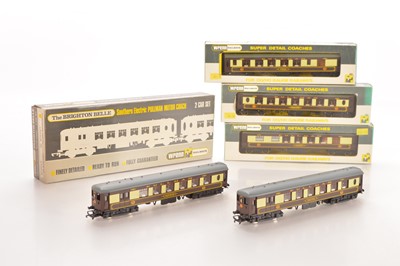 Lot 396 - Wrenn 00 Gauge boxed 5-Car Brighton Belle chocolate and cream set (4 boxes)