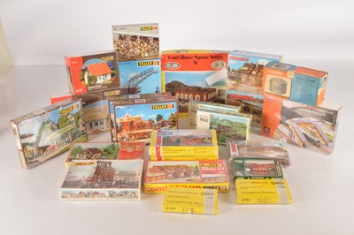 Lot 462 - Mainly HO Scale Plastic Trackside Building Kits (23)