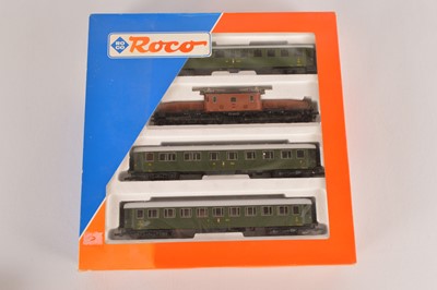 Lot 463 - Roco Swiss HO Gauge Crocodile Locomotive and Coach Train Pack