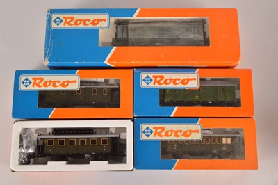 Lot 468 - Roco HO Gauge German Electric Locomotive and Coaches (5)