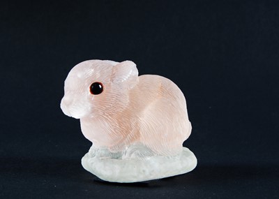 Lot 149 - A fine Gerd Dreher carved rose quartz rabbit kitten