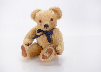 Lot 229 - A 1930s Merrythought pyjama case teddy bear