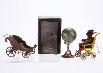 Lot 797 - Tinplate dolls’ house items