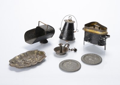 Lot 800 - 19th century tinplate dolls’ house kitchenware