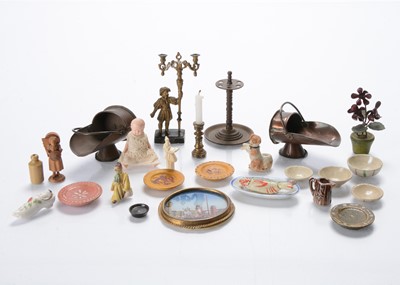 Lot 824 - Dolls’ house chattels