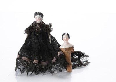 Lot 858 - An 19th century china ‘alien’ shoulder-head dolls’ house doll