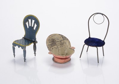 Lot 872 - 19th century tinplate dolls’ house items