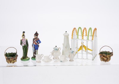 Lot 904 - Various dolls’ house chattels