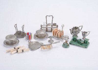 Lot 987 - German 1910-20s dolls’ house chattels