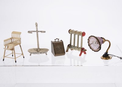 Lot 1076 - German tinplate dolls’ house items