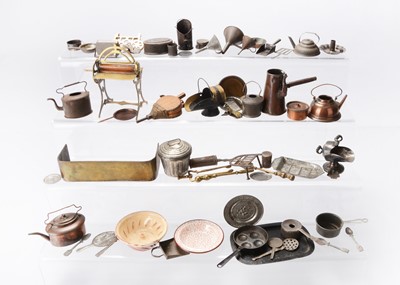 Lot 1159 - Large scale 19th dolls’ house kitchen items