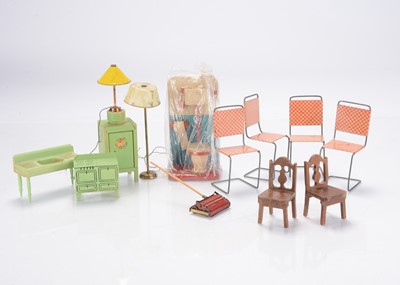 Lot 1164 - 1930s Strombeckers (USA) wooden dolls’ house items