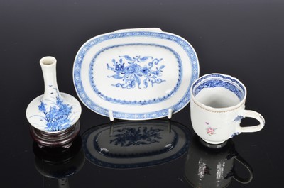 Lot 111 - Two small Chinese blue and white porcelain items