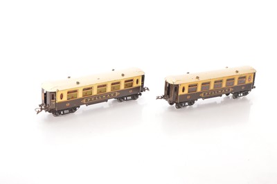 Lot 15 - Hornby 0 Gauge pair of No.2 Pullman coaches (2)
