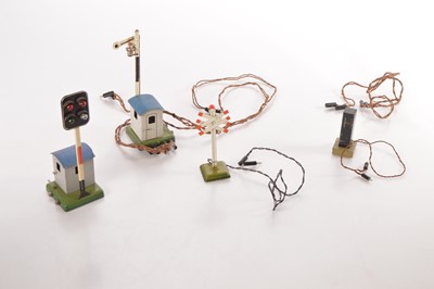 Lot 124 - Marklin 0 Gauge Electric Railway accessories (4)