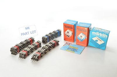 Lot 168 - Lionel 0 Gauge modern issue 3-rail tinplate Straight track and accessories (128)