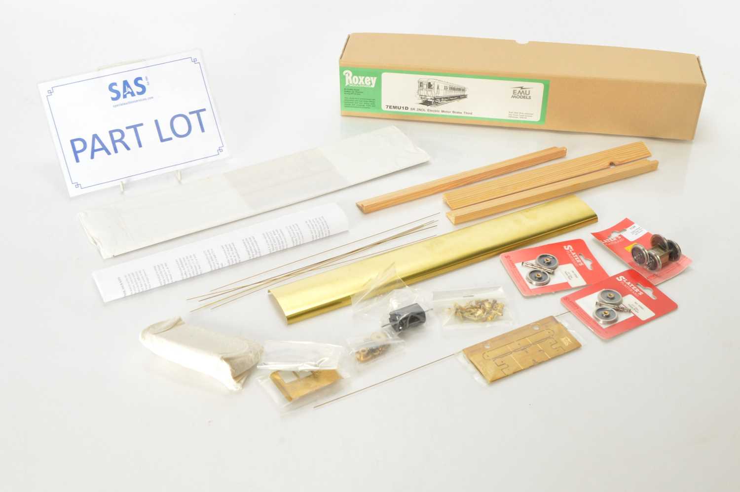 Lot 190 - Roxey Mouldings 0 Gauge Finescale SR Motor Brake third and Driving trailer kits, (2)