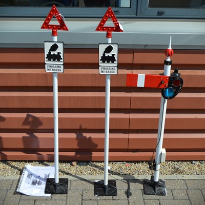Lot 572 - Scaleway 1/4 Signal and Road signs (3)