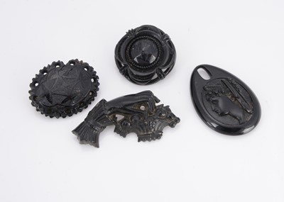 Lot 40 - A small collection of Jet and mourning jewels