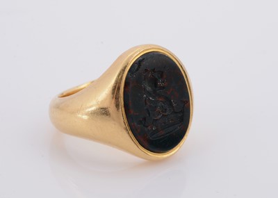 Lot 131 - An 18ct gold bloodstone intaglio signet ring