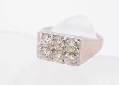Lot 143 - An 18ct white gold lady's diamond dress ring