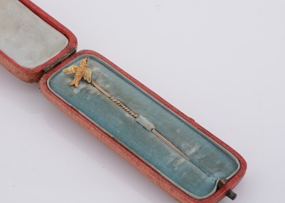 Lot 183 - An Edwardian gold and pearl stick pin