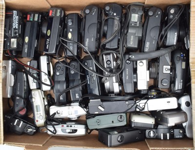 Lot 160 - A Tray of Compact Cameras