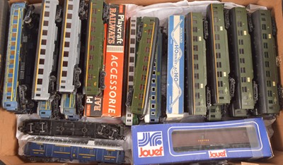 Lot 404 - Hornby AcHO Jouef for Playcraft and Lima various unboxed HO Gauge Coaches (25)