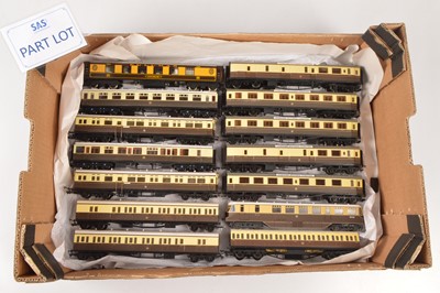 Lot 93 - Hornby Lima Airfix and other Railcar coaches and vans all in GW chocolate/cream liveries (22)