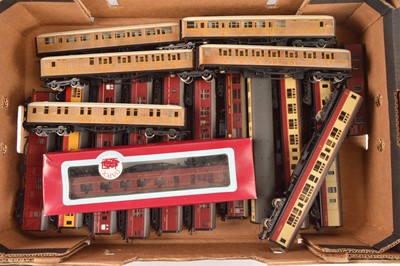 Lot 94 - Hornby Lima Mainline and other coaches and vans 00 gauge (19)