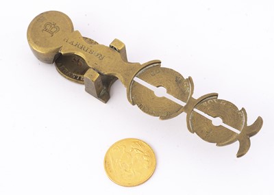 Lot 63 - A George V half gold sovereign and a set of brass sovereign scales
