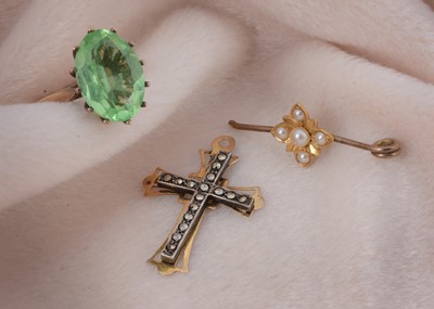 Lot 9 - A 9ct gold single green paste dress ring