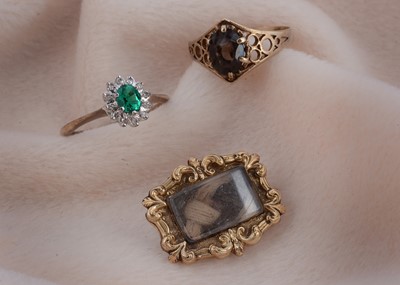 Lot 32 - A 9ct gold smoky quartz dress ring