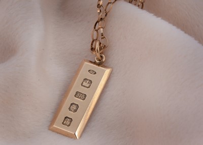 Lot 35 - A 9ct gold ingot and chain