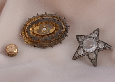 Lot 41 - A 19th Century yellow meatal seed pearl oval brooch with box back